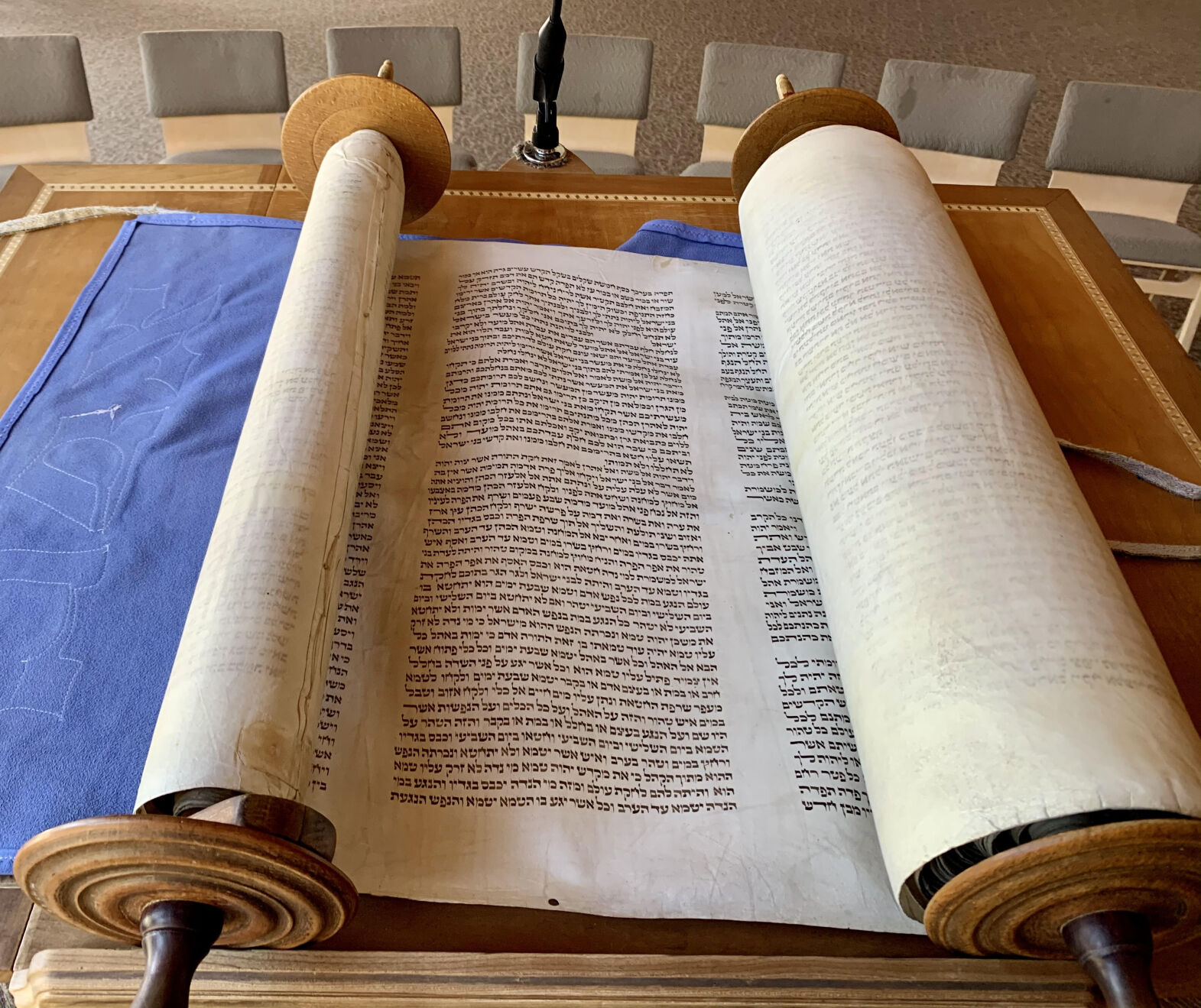 Hevreh Torah scroll